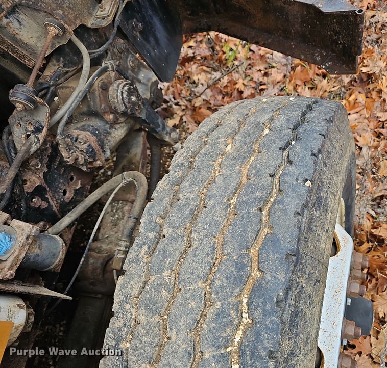 image for item OJ9063 2002 International 4900 dump truck