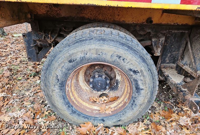 image for item OJ9063 2002 International 4900 dump truck