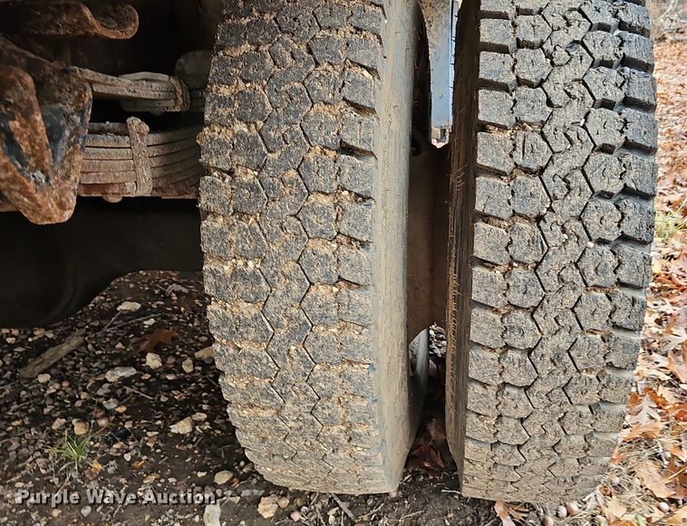 image for item OJ9063 2002 International 4900 dump truck