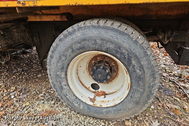 image for item OJ9063 2002 International 4900 dump truck