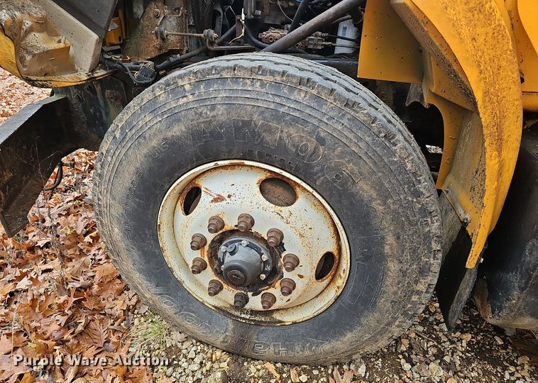 image for item OJ9063 2002 International 4900 dump truck