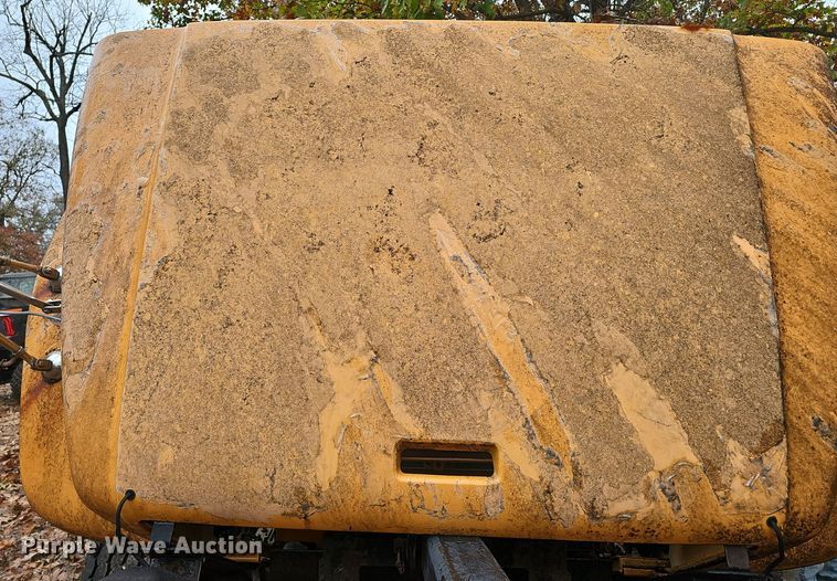 image for item OJ9063 2002 International 4900 dump truck