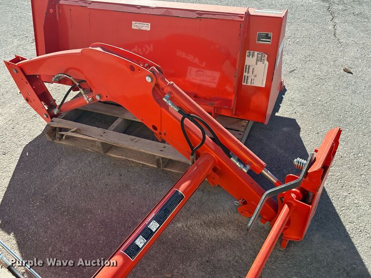 image for item DH8640 Kubota LA545 loader