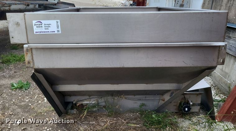 image for item DQ3742 New Leader L3220 G4 spreader