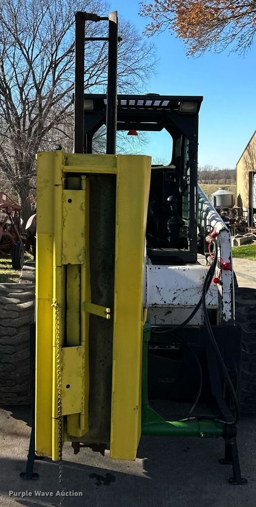 image for item DS3261 John Deere TY8629 skid steer post driver