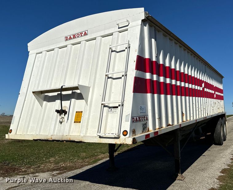 image for item DT2137 1997 Dakota  grain trailer