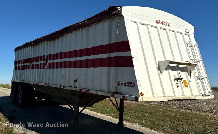 image for item DT2137 1997 Dakota  grain trailer