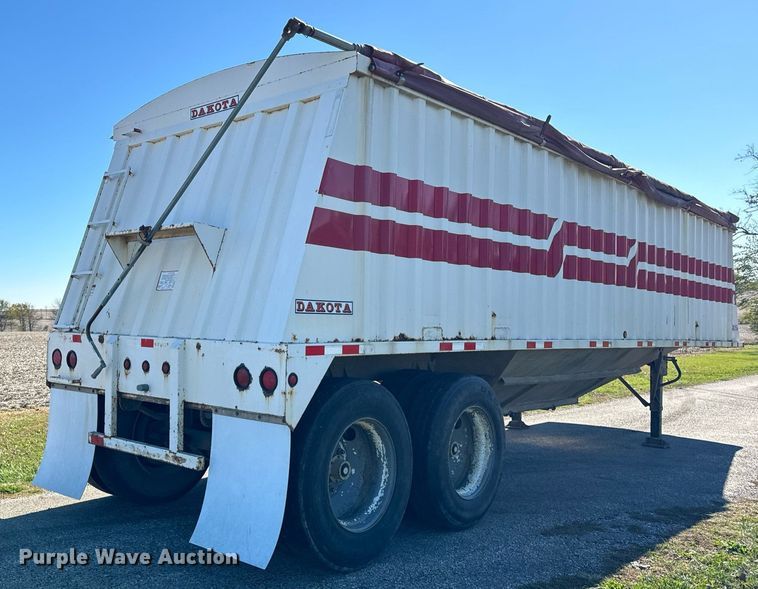 image for item DT2137 1997 Dakota  grain trailer