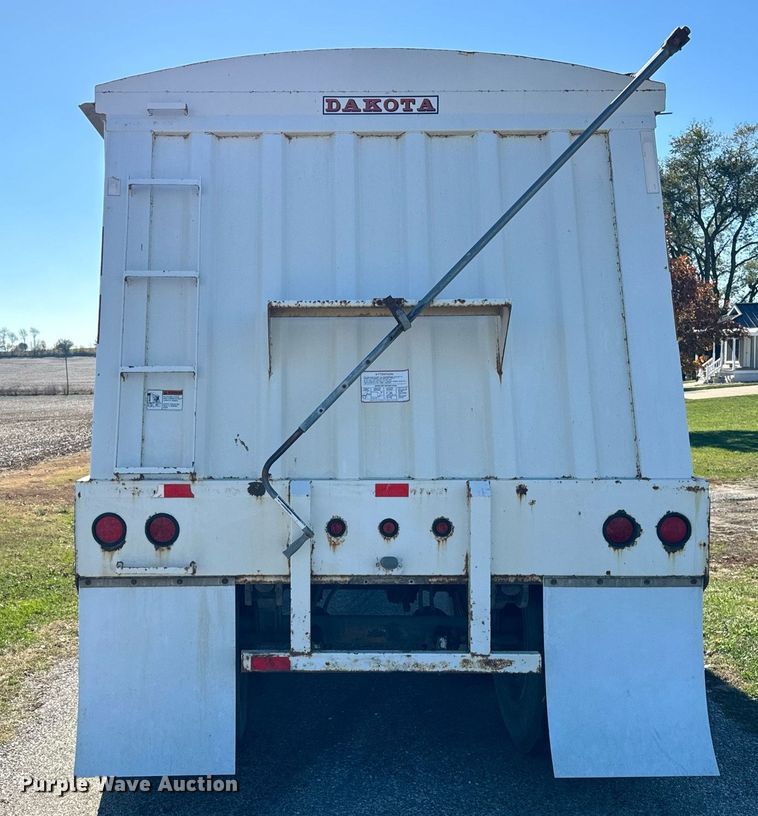 image for item DT2137 1997 Dakota  grain trailer