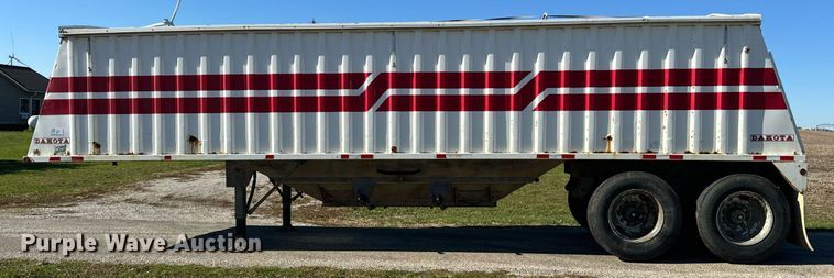 image for item DT2137 1997 Dakota  grain trailer