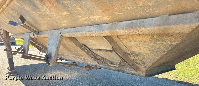 image for item DT2137 1997 Dakota  grain trailer
