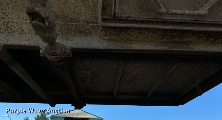 image for item DT2137 1997 Dakota  grain trailer