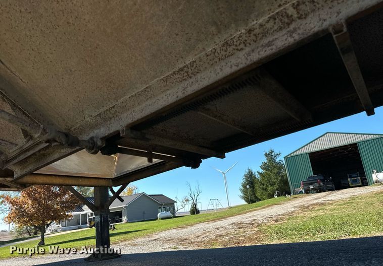 image for item DT2137 1997 Dakota  grain trailer