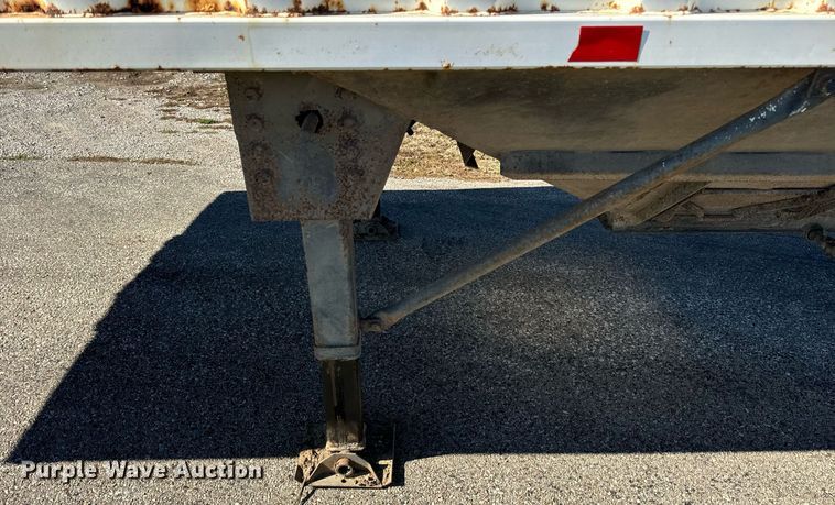 image for item DT2137 1997 Dakota  grain trailer