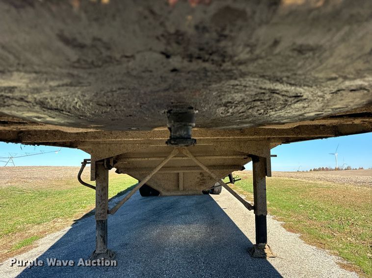 image for item DT2137 1997 Dakota  grain trailer