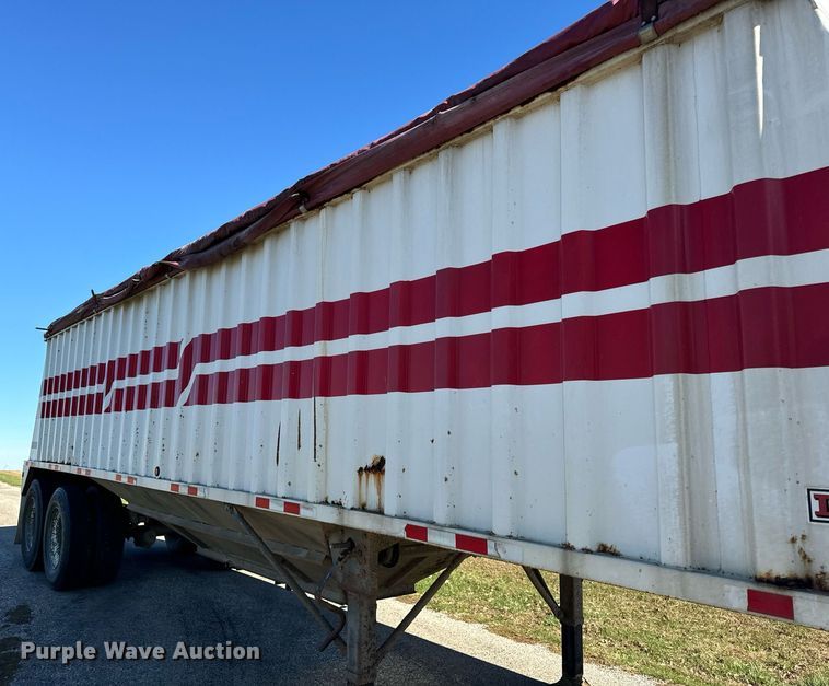 image for item DT2137 1997 Dakota  grain trailer