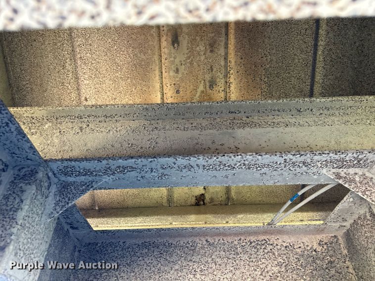 image for item DT2137 1997 Dakota  grain trailer