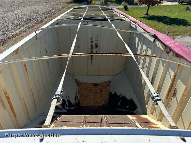 image for item DT2137 1997 Dakota  grain trailer