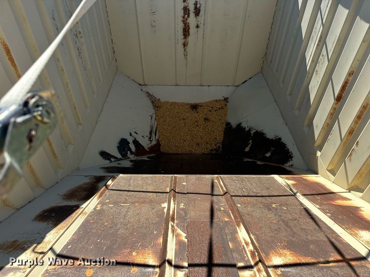 image for item DT2137 1997 Dakota  grain trailer