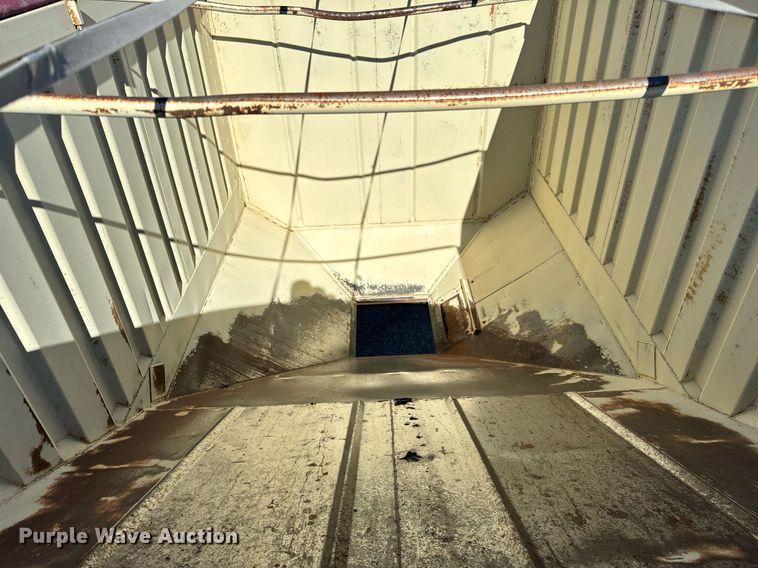 image for item DT2137 1997 Dakota  grain trailer