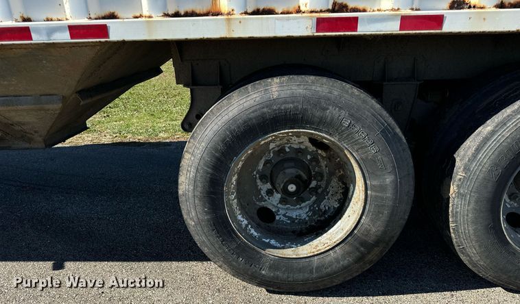 image for item DT2137 1997 Dakota  grain trailer