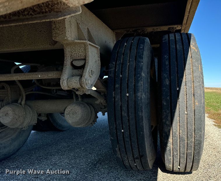 image for item DT2137 1997 Dakota  grain trailer