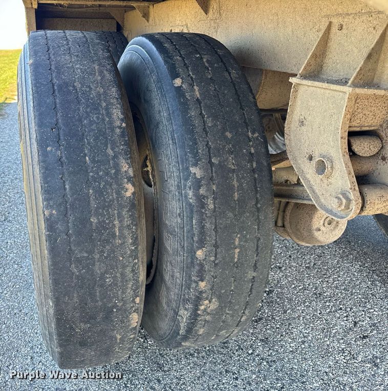 image for item DT2137 1997 Dakota  grain trailer