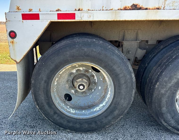 image for item DT2137 1997 Dakota  grain trailer