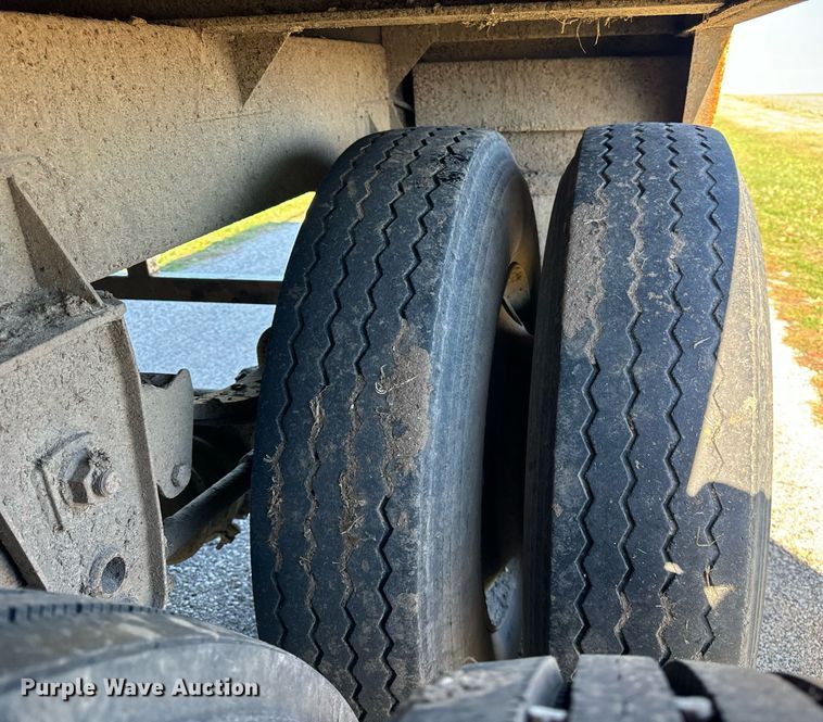 image for item DT2137 1997 Dakota  grain trailer