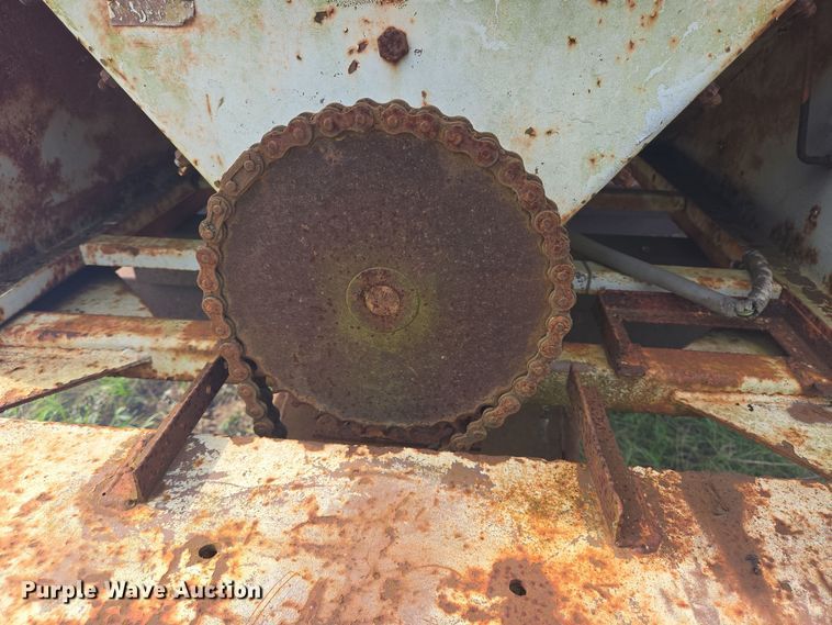 image for item DT5352 Feed wagon