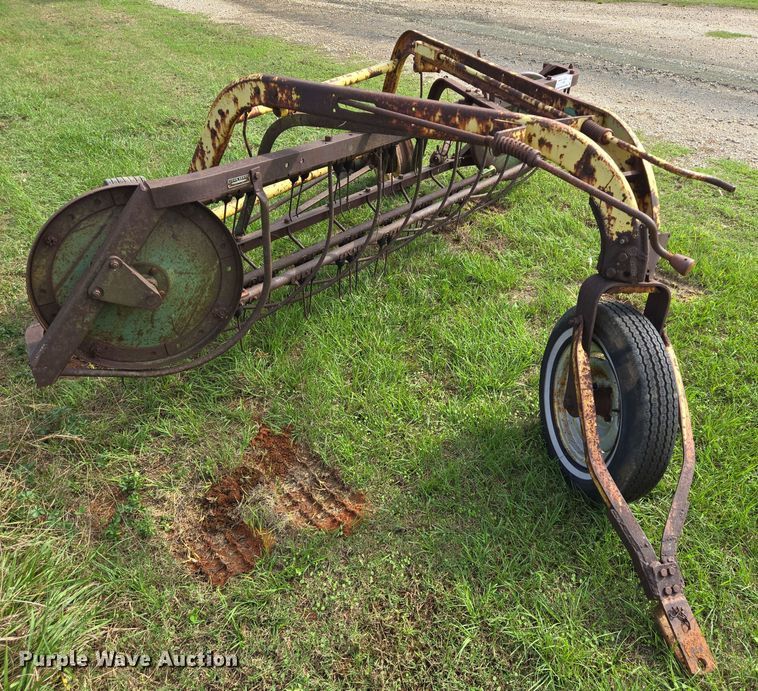 image for item DT5354 John Deere hay rake
