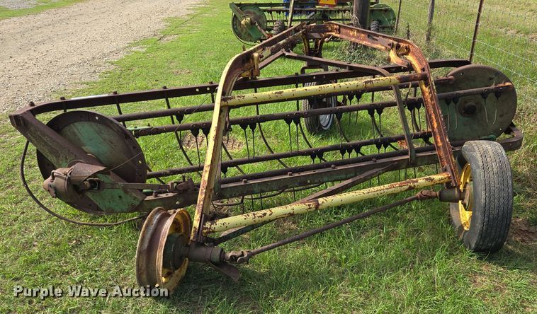 image for item DT5354 John Deere hay rake