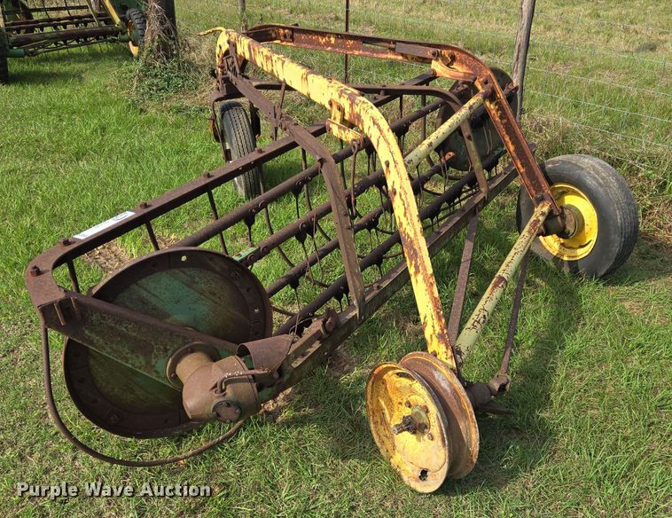 image for item DT5354 John Deere hay rake