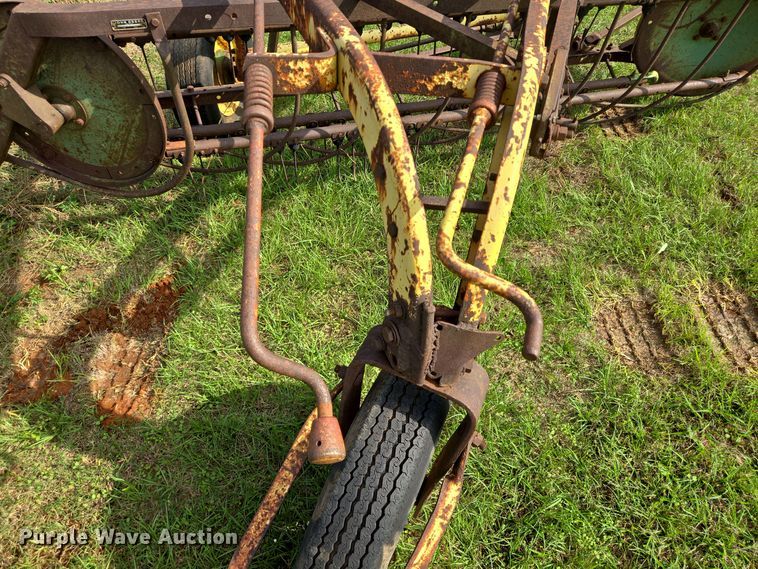 image for item DT5354 John Deere hay rake