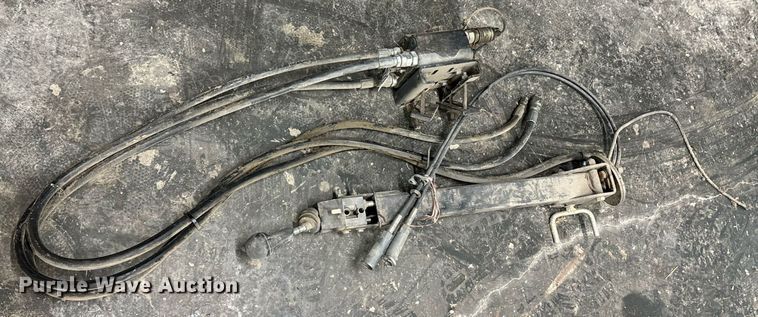 image for item DU9562 Buhler Allied 895 loader