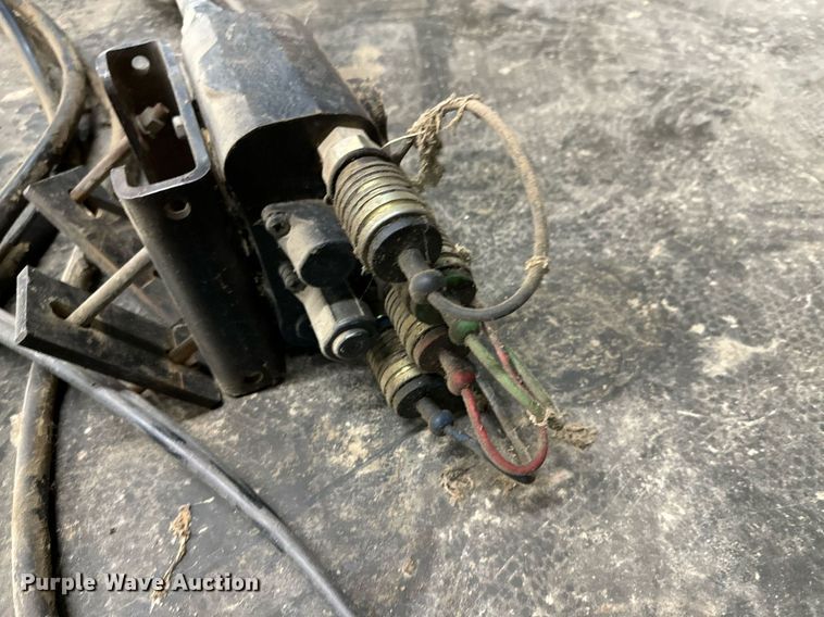 image for item DU9562 Buhler Allied 895 loader