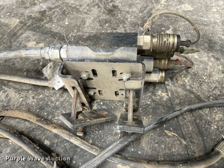 image for item DU9562 Buhler Allied 895 loader