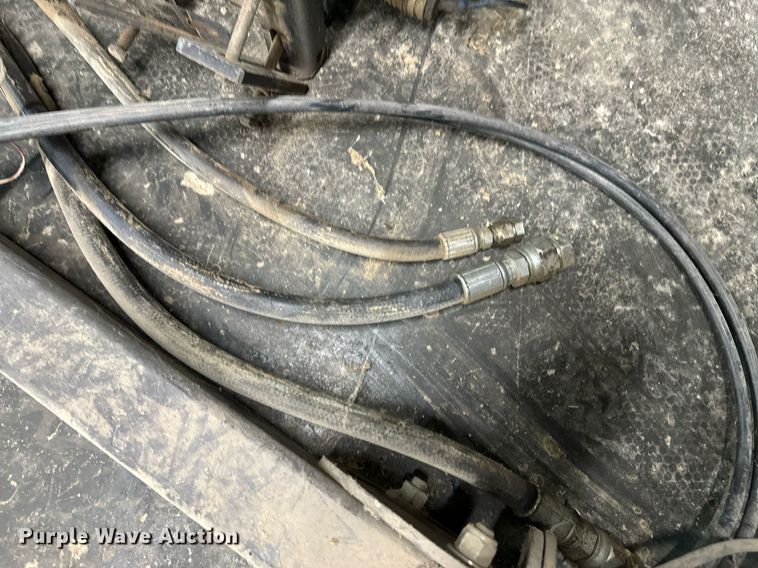 image for item DU9562 Buhler Allied 895 loader