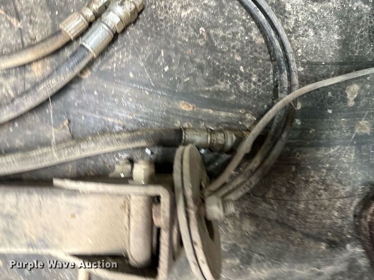 image for item DU9562 Buhler Allied 895 loader