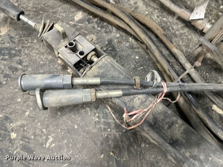 image for item DU9562 Buhler Allied 895 loader