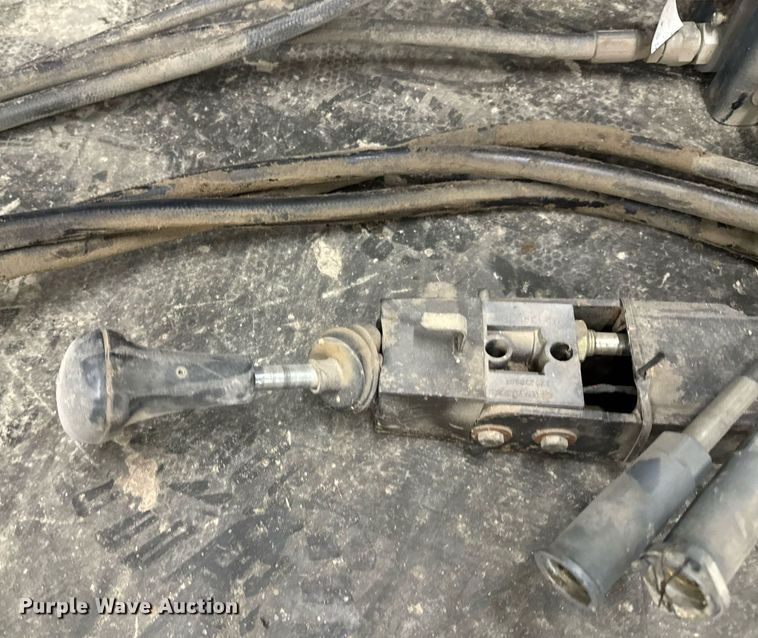 image for item DU9562 Buhler Allied 895 loader