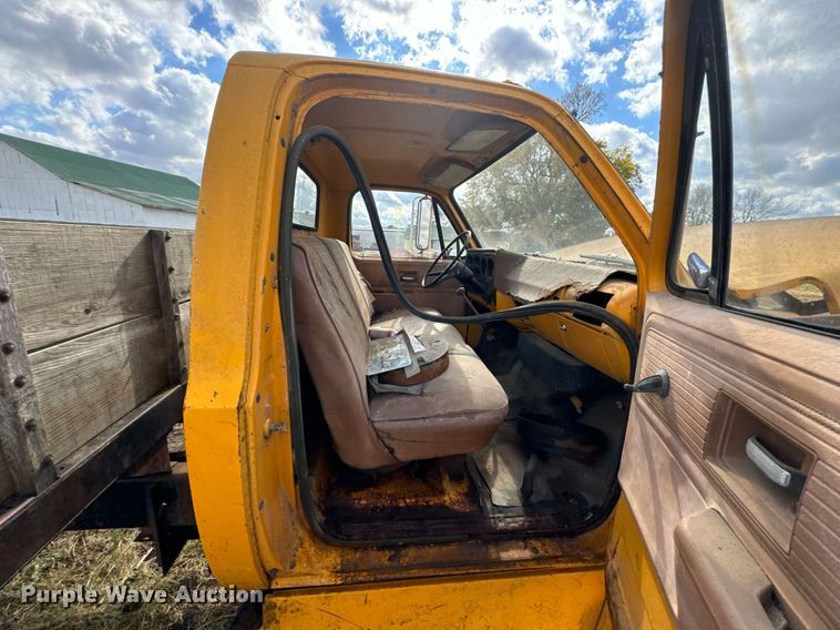 image for item DU9650 1979 Chevrolet C60 dump flatbed truck