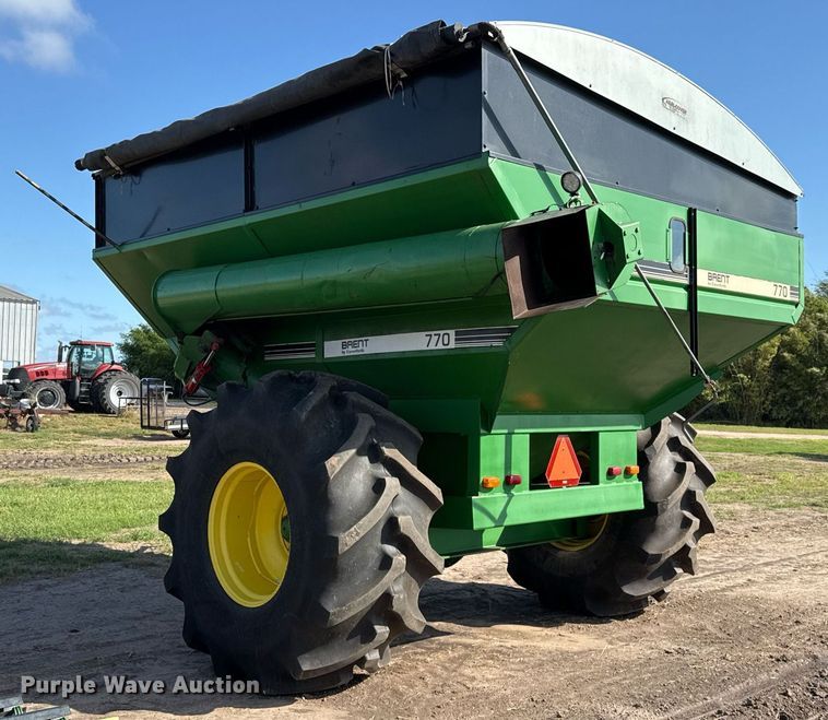 image for item EJ3190 Brent 770 grain cart