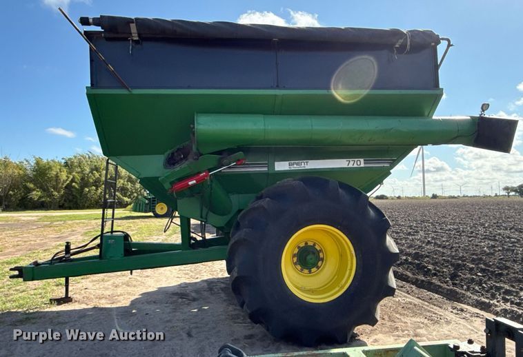 image for item EJ3190 Brent 770 grain cart