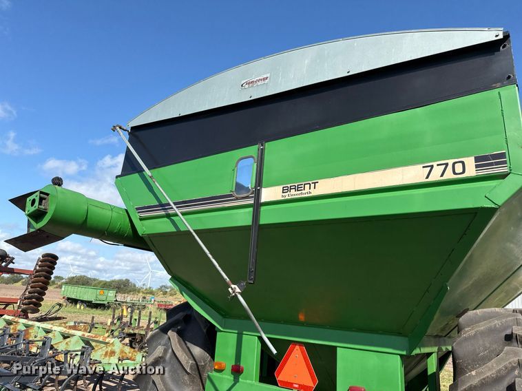 image for item EJ3190 Brent 770 grain cart