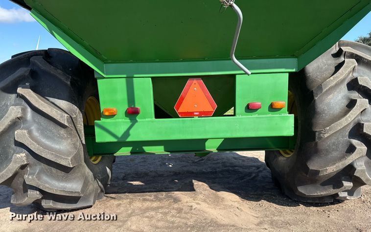image for item EJ3190 Brent 770 grain cart