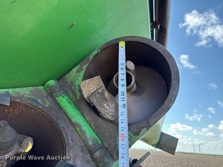 image for item EJ3190 Brent 770 grain cart