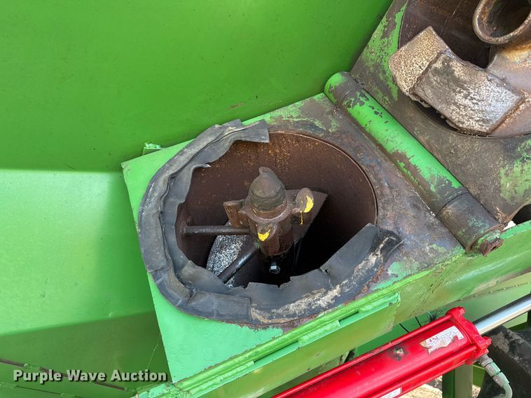 image for item EJ3190 Brent 770 grain cart