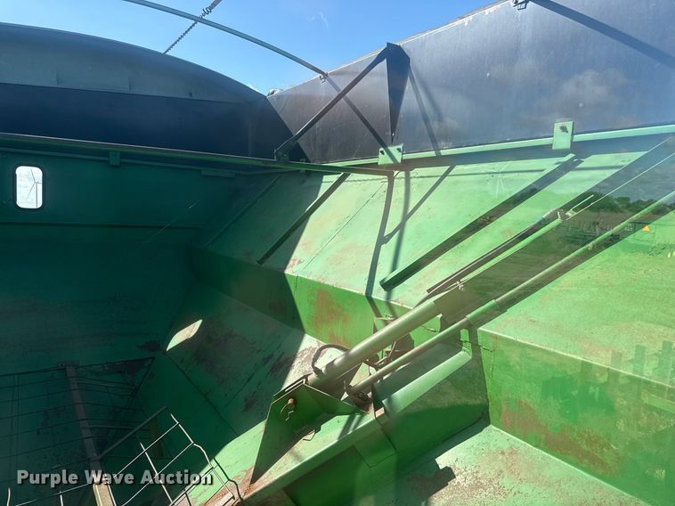 image for item EJ3190 Brent 770 grain cart