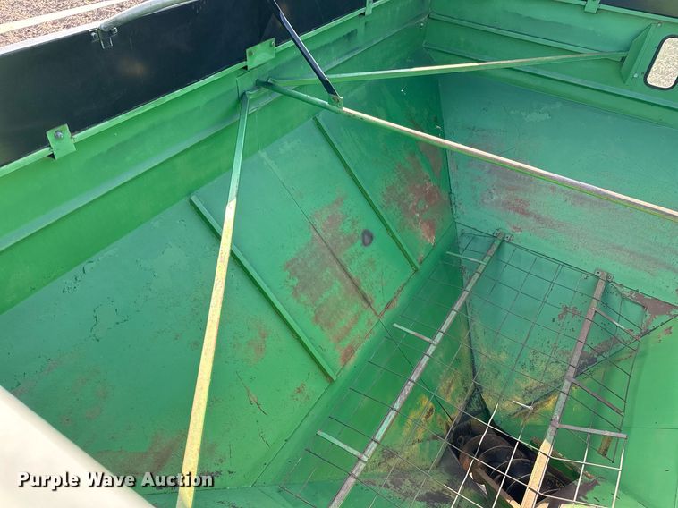 image for item EJ3190 Brent 770 grain cart